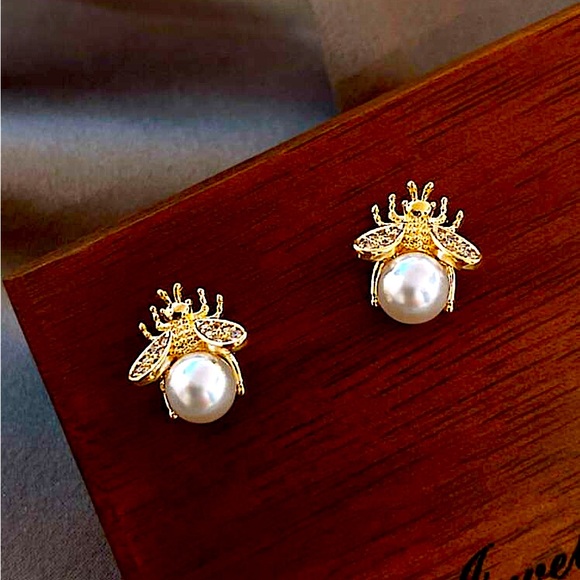 Jewelry - Gold Bee Pearl Earrings